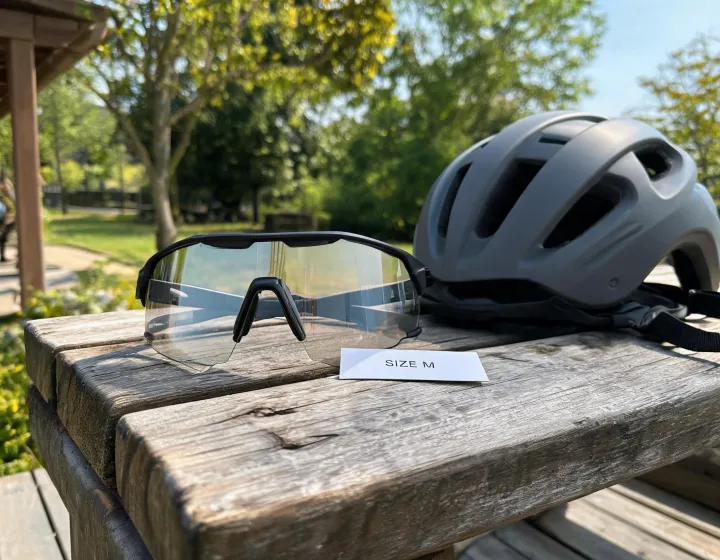 Photochromic glasses cycling application illustration